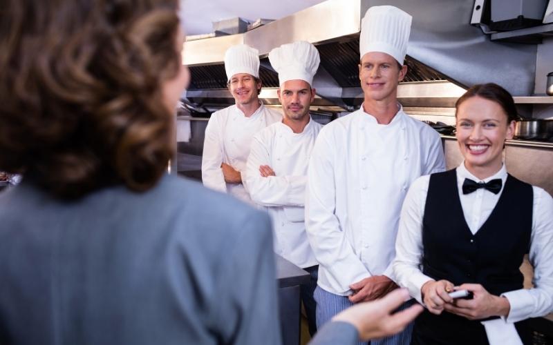  Thái độ phục vụ là yếu tố quan trọng chỉ xếp sau chất lượng đồ ăn tại một nhà hàng 